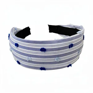 Cerchietto largo in tessuto a righe blu e bianche con pompon decorativi da donna