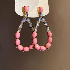 Eleganti orecchini a goccia con pietre rosa marmorizzate e cristalli iridescenti oro