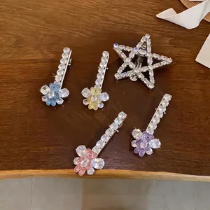 Ensemble de barrettes à cheveux luxe ours et étoile en zircone sur fond en bois texturé