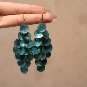 Boucles d'oreilles pendantes à paillettes bleues avec crochets dorés
