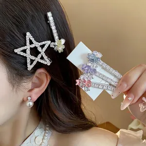 Détail exquis de barrettes à cheveux en zircon en forme d'étoile et d'ours sur un modèle