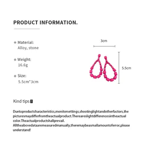 Tabella dettagli prodotto per orecchini a goccia rosa con info su materiale e taglia.