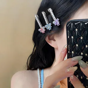 Vue détaillée de pinces à cheveux fleur en zircon avec cristaux étincelants pour femmes.