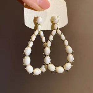 Orecchini a goccia vintage con pietre bianche e montatura dorata, stile retrò