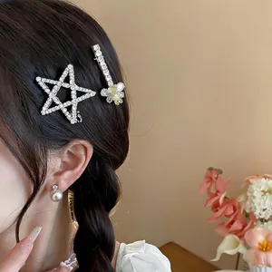 Gros plan sur une pince à cheveux étoile en zircon et une barrette ours en résine chic