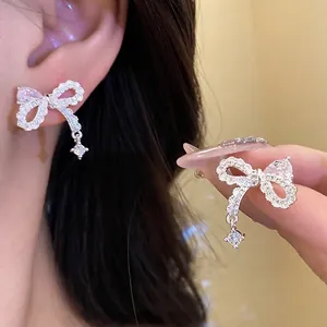 Orecchini a Bottone a Fiocco per Donna in Rame con Zirconia Intarsiata Temperamento Dolce Perno in Argento Accessori Gioielli