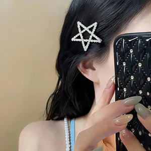 Détail d'une barrette à cheveux scintillante en forme d'étoile avec zircons
