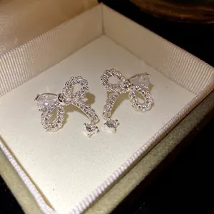 Eleganti orecchini a lobo a fiocco in argento con zirconi brillanti in una confezione regalo