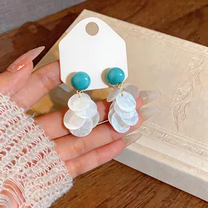 Detailansicht eleganter Clip-Ohrringe im koreanischen Stil mit weißen Muschelquasten
