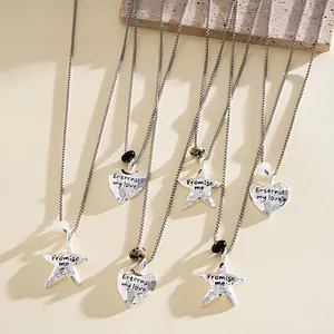 Vue rapprochée des pendentifs en forme de cœur et d'étoile sur colliers argentés élégants