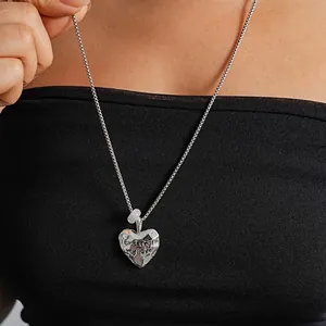 Gros plan détaillé d'un pendentif en forme de coeur gravé avec Eternal my love