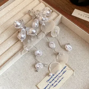 Pendientes de clip vintage franceses con perlas barrocas y borlas de concha