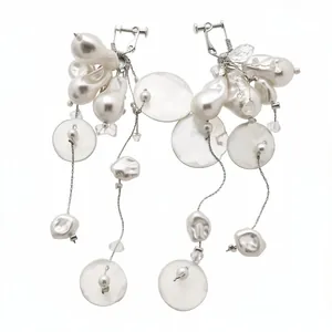 Elegantes pendientes de clip retro franceses con perlas y conchas acabado plateado