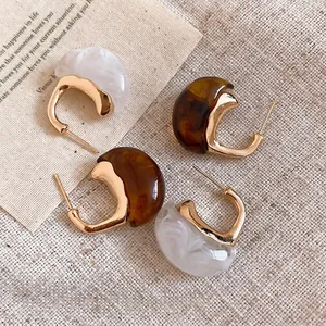 Retro Maillard style resin geometric C-shaped stud earrings in amber and white marble