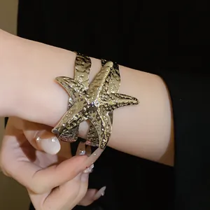 Primo piano dettagliato di un bracciale avant-garde a stella marina in metallo martellato