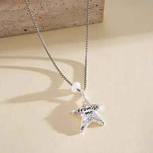 Vue détaillée du collier pendentif étoile argenté chic avec gravure Promise me.