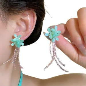 Boucles d'oreilles fleurs vert menthe avec pompons de perles pour vacances