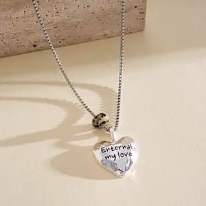 Gros plan du collier à pendentif cœur plissé en argent avec gravure Enternal my love.