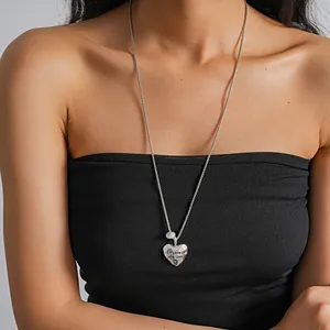 Détail d'un collier cœur argenté froissé avec l'inscription gravée Eternal my love.
