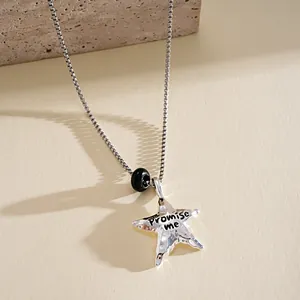 Gros plan d'un collier pendentif étoile argentée avec gravure 'Promise me'