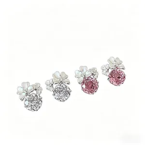 Eleganti orecchini a fiore in argento con cristalli sfaccettati rosa e bianchi