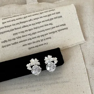Vista dettagliata di orecchini a fiore in argento con cristalli sfaccettati
