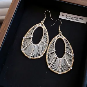 Eleganti orecchini pendenti a goccia in oro con strass scintillanti e dettagli intrecciati