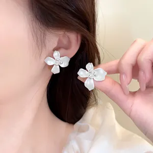 Elegant White Flower Artificial Pearl Stud Earrings For Women Korean Style Floral Alloy Earrings With Silver Earring Post Accessory