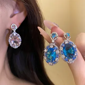 Eleganti orecchini pendenti vintage di lusso con zircone blu ovale e accenti di cristallo