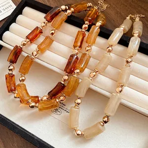Collana a Girocollo Retro Maillard in Acrilico con Perle Cilindriche per Donna Minimalista Geometrica in Resina Gioielli di Moda Lussuosi