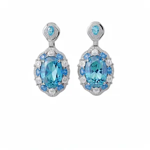 Eleganti orecchini pendenti argentati con pietre ovali di zirconia blu e bianche.