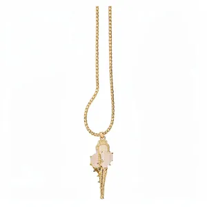 Collier en chaîne dorée avec un délicat pendentif coquillage rose au look minimaliste.