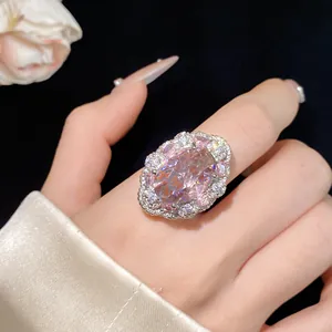 Vista dettagliata di un elegante anello ovale in zircone rosa con design halo vintage
