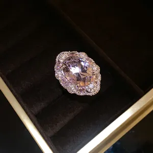 Primo piano di un anello di lusso con zircone rosa ovale in un portagioie elegante