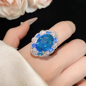 Dettaglio di un anello regolabile vintage di lusso con zircone blu ovale
