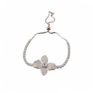 Elegante bracciale regolabile in oro rosa con fiori di zircone per donna raffinata
