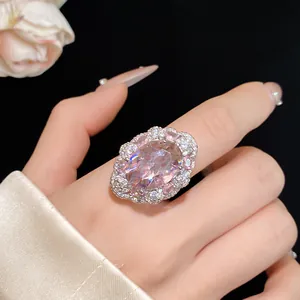Primo piano di un anello in zircone rosa di forma ovale con cristalli al dito di una modella.