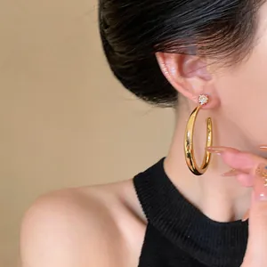 Eleganti orecchini a cerchio placcati oro 18k con zircone su modella asiatica