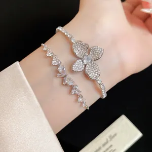 Dettaglio macro dell'elegante bracciale a fiore in zircone con catena a forma di cuore