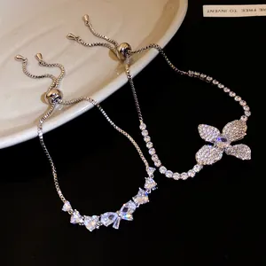Primo piano di braccialetti regolabili in zircone scintillante con fiore e cuore