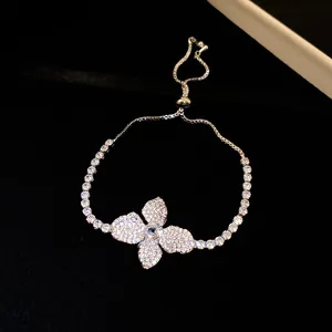 Dettaglio bracciale fiore in zircone argento scintillante con chiusura a coulisse regolabile.