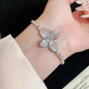 Primo piano dettagliato di un elegante bracciale in argento con fiore in zirconi
