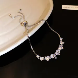 Primo piano di un bracciale regolabile in zirconia scintillante su un piatto