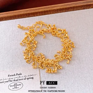 Élégant bracelet doré géométrique irrégulier style branche pour femme sur tissu
