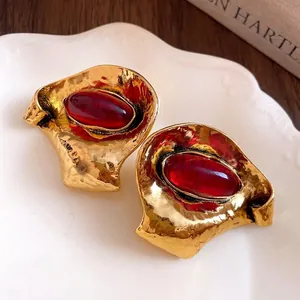 Orecchini vintage placcati oro con grandi pietre di resina rossa ovali per donna