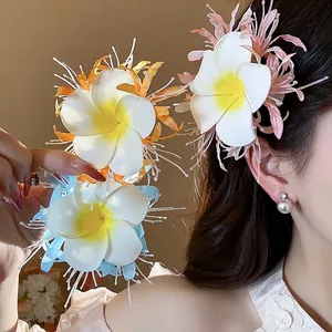Haarspange mit Stoffblumen im Urlaubsstil und Federakzenten für elegantes Styling