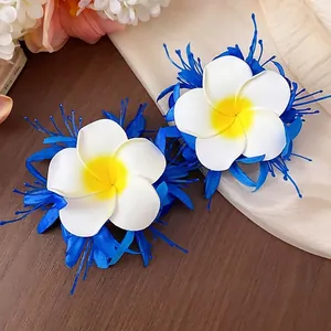 Elegante weiße Plumeria-Stoff-Haarspangen mit blauen Seidenakzenten für den Urlaub