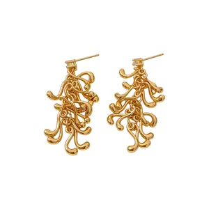 Boucles d'oreilles pendantes géométriques irrégulières dorées avec zircons et aiguille argent