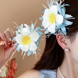 Elegante Stoff-Frangipani-Haarspangen im Urlaubsstil mit blau-weißen Blütenblättern.