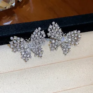 Elegante Schmetterling-Ohrstecker mit Zirkon und kleinen Perlen im Silber-Design